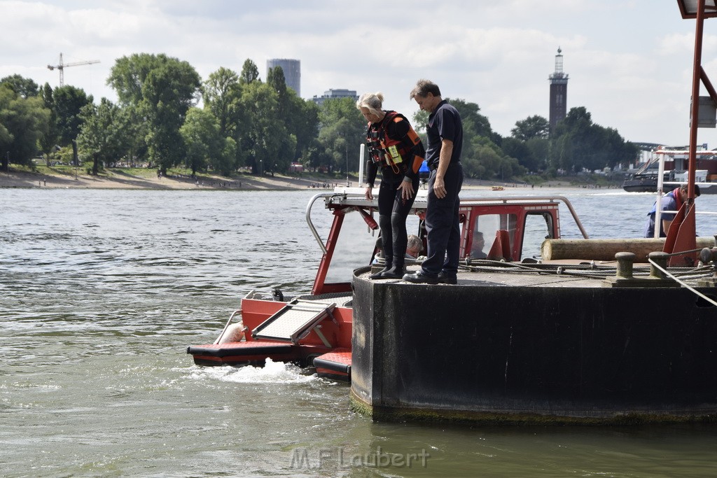 Uebung BF Taucher und Presse Koeln Zoobruecke Rhein P224.JPG - Miklos Laubert